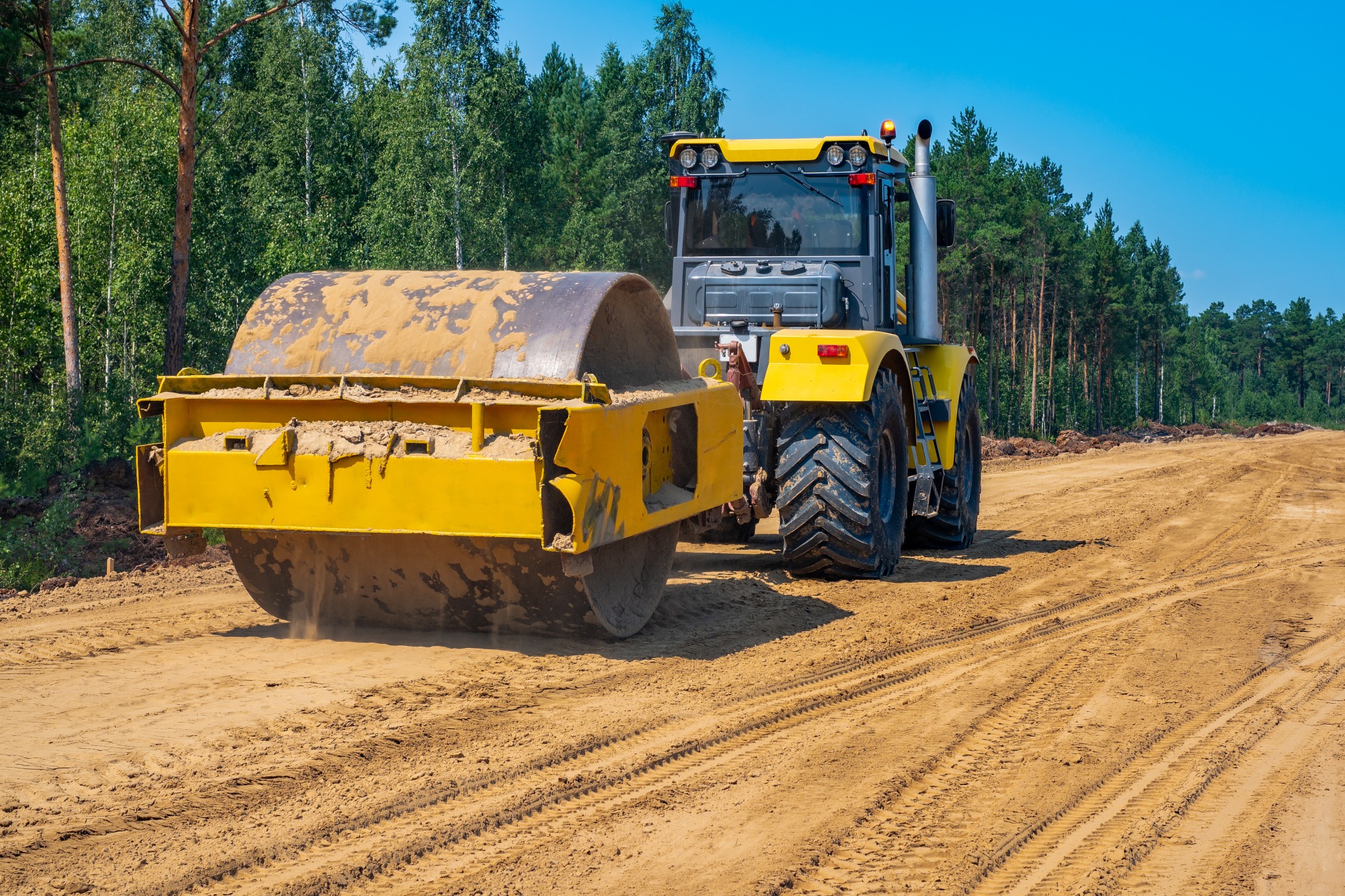 Pneumatic-tired roller compacts the soil