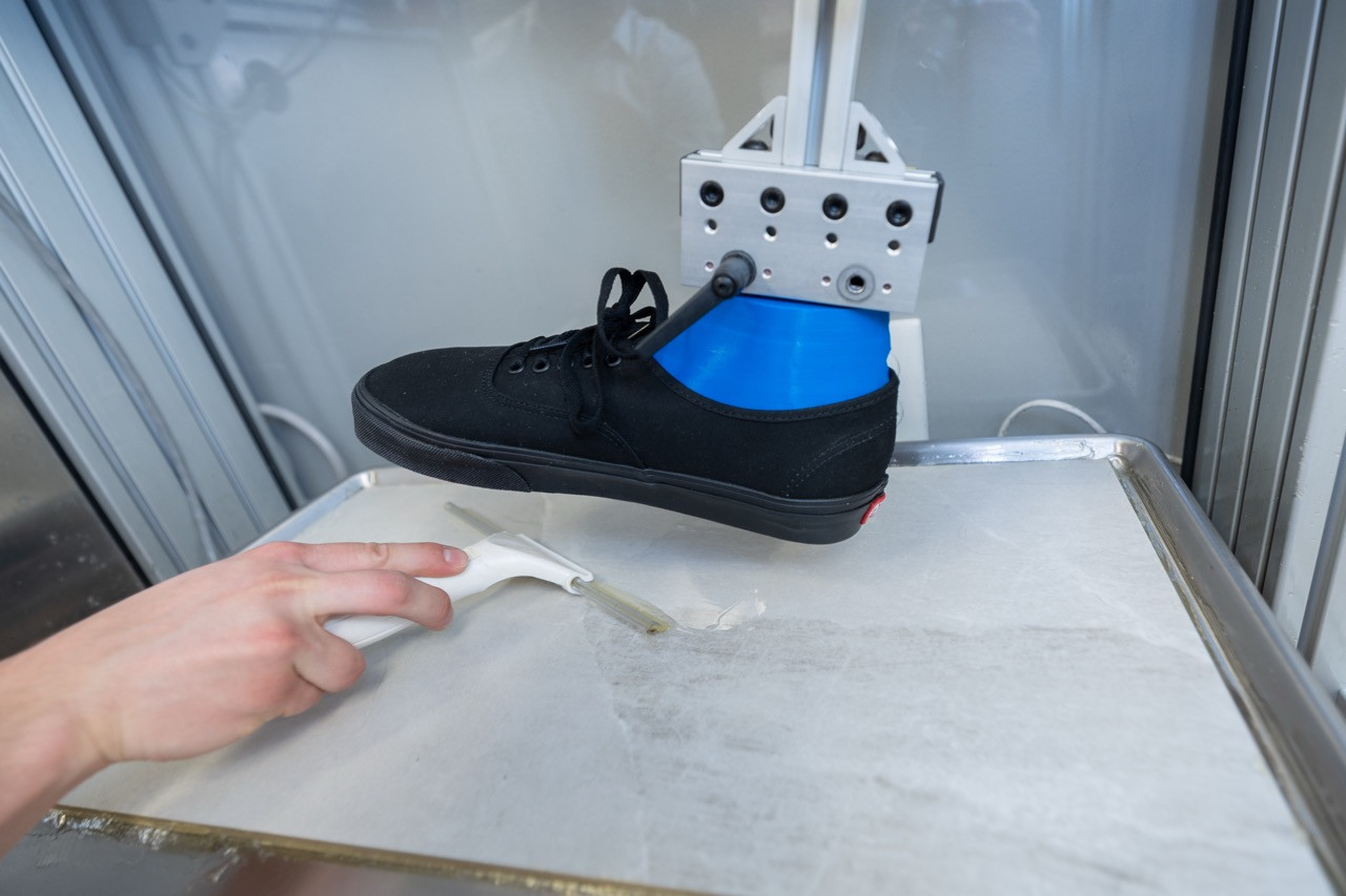 OilSurface Large - Shoe floor test on oily surface OilSurface Large